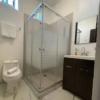 Baño moderno de habitación