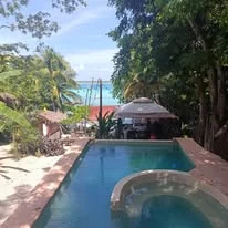Alberca y acceso al club de playa en Bacalar