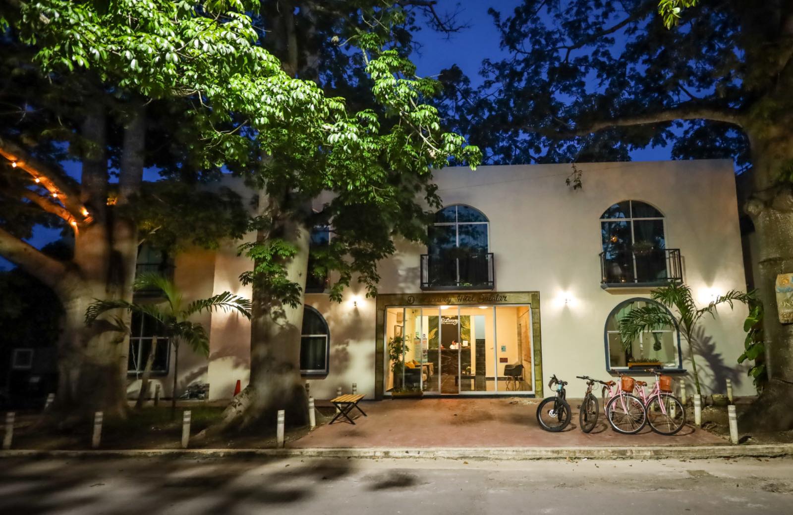 Fachada nocturna de D’ Luxury Hotel Bakalar