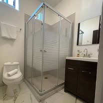 Baño moderno en D' Luxury Hotel Bakalar